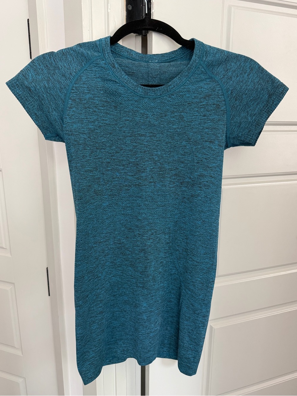 lululemon Swiftly Tech Short Sleeve Crew in Poolside / Black